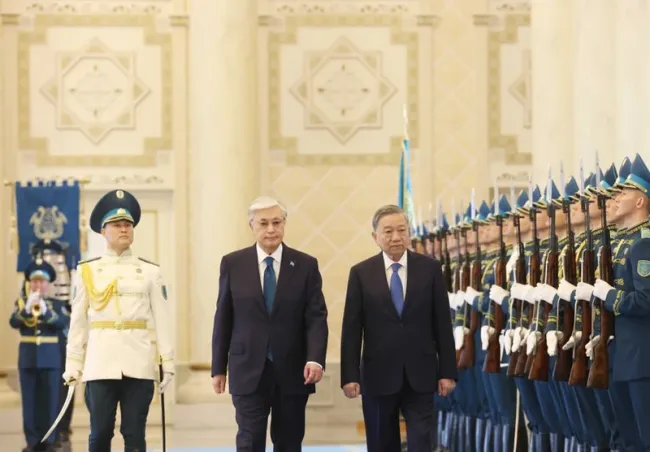 Kazakh President Kassym-Jomart Tokayev and Party General Secretary To Lam (R) inspect the guard of honour (Photo: VNA)