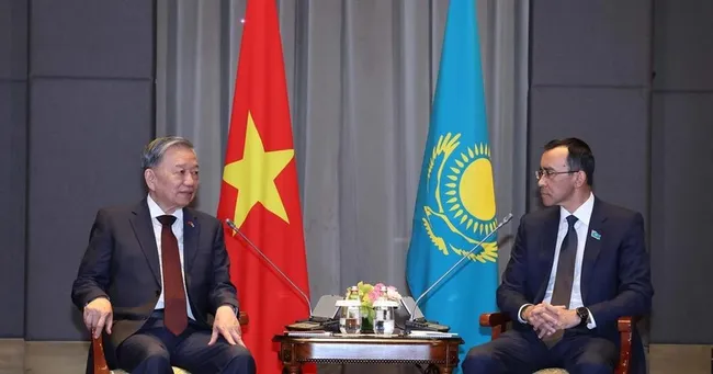 Party General Secretary To Lam (L) meets with Chairman of the Senate of the Parliament of Kazakhstan Maulen Ashimbayev (Photo: VNA)