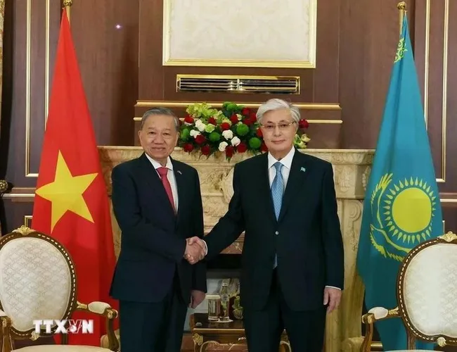 Kazakh President Kassym-Jomart Tokayev (R) welcomes Vietnamese Party General Secretary To Lam. (Photo: VNA)