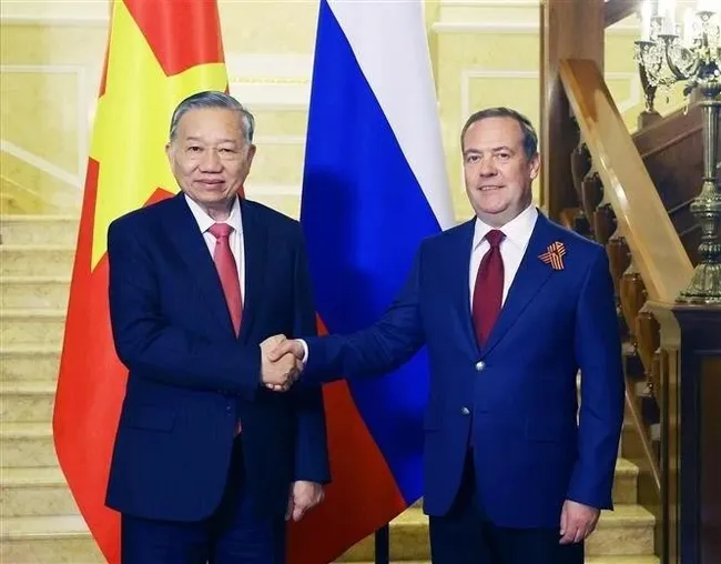 General Secretary of the Communist Party of Vietnam (CPV) To Lam (left) and Dmitry Medvedev, Chairman of the United Russia Party (URP) and Deputy Chairman of the Security Council of Russia, at their meeting in Moscow on May 9. (Photo: VNA)