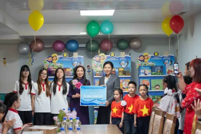 Ngo Phuong Ly presents a Vietnamese Bookshelf to the class.