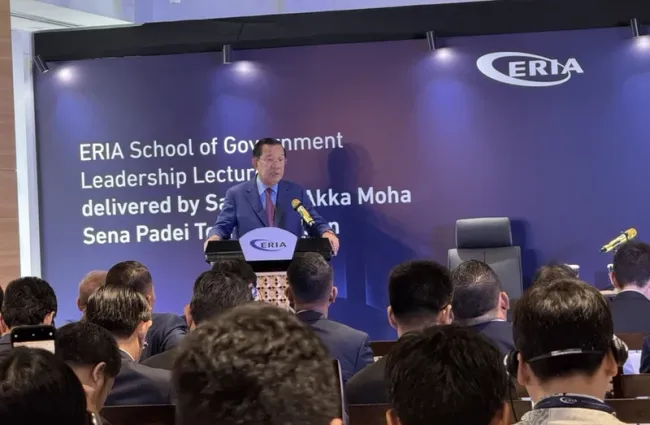 Samdech Techo Hun Sen speaks at the Economic Research Institute for ASEAN and East Asia in Jakarta on May 6. (Photo: VNA)
