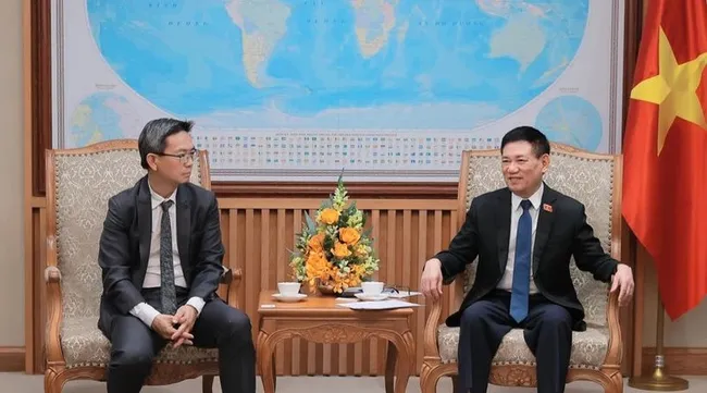 Deputy Prime Minister Ho Duc Phoc (R) and S&P Senior Director Kim Eng Tan (Photo: VNA)