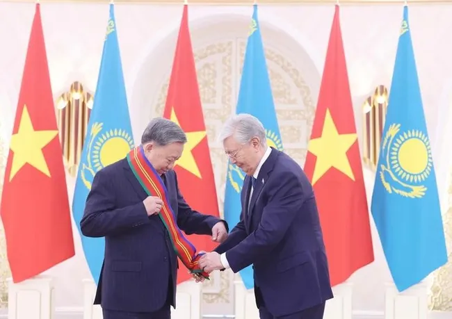 Kazakh President Kassym-Jomart Tokayev (R) presents the Order of Dostyk of the First Class to Party General Secretary To Lam. (Photo: VNA)