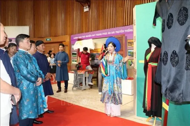 People visit the exhibition at the Quang Ninh Museum. (Photo: VNA)