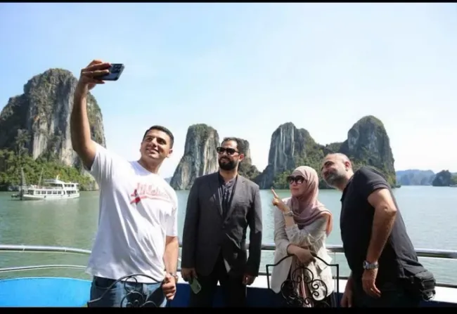 Muslim tourists enjoy a tour of Ha Long Bay. (Photo: quangninh.gov.vn)