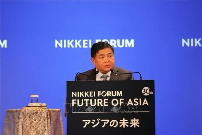 Deputy PM Nguyen Chi Dung speaks at the forum. (Photo: VNA)