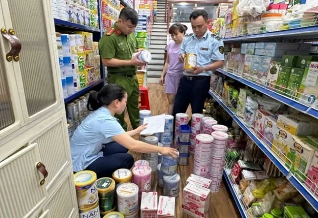 Nghệ An phát hiện sữa cho trẻ em nhập lậu, chân gà không rõ nguồn gốc