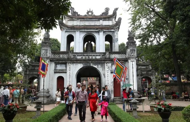 Visitors at the Temple of Literature in Hanoi (Photo: VNA)