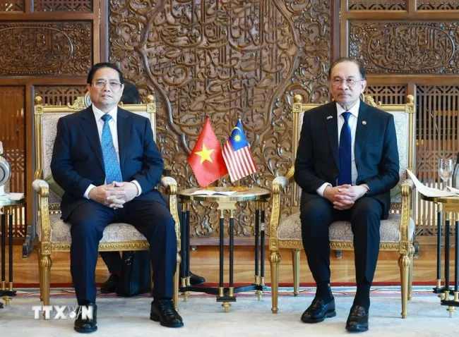 PM Pham Minh Chinh (L) and his Malaysian counterpart Anwar Ibrahim. (Photo: VNA