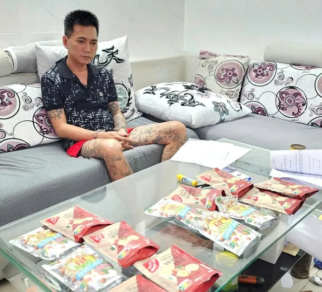 Ngụy trang 5.000 viên thuốc lắc trong thùng hàng thực phẩm chức năng gửi về Việt Nam