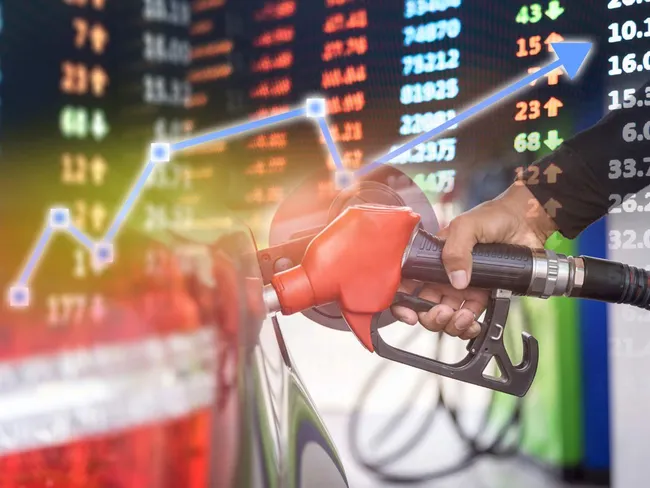 Giá dầu tăng vọt 4%: Áp lực mới với thị trường và người tiêu dùng