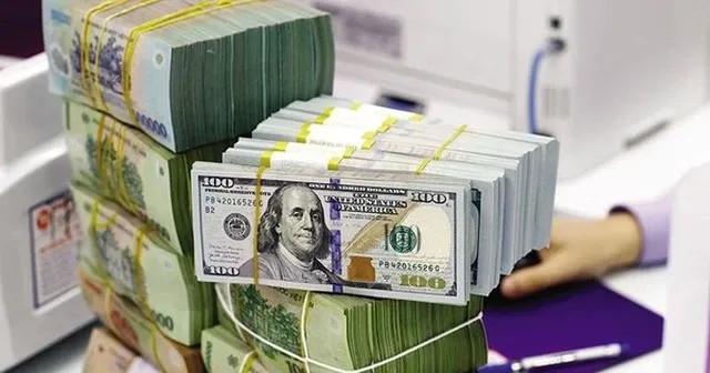 Ngân hàng Nhà nước lần đầu tiên tăng tỷ giá trung tâm lên trên 25.000 đồng, giá USD ngân hàng tiếp tục kịch trần