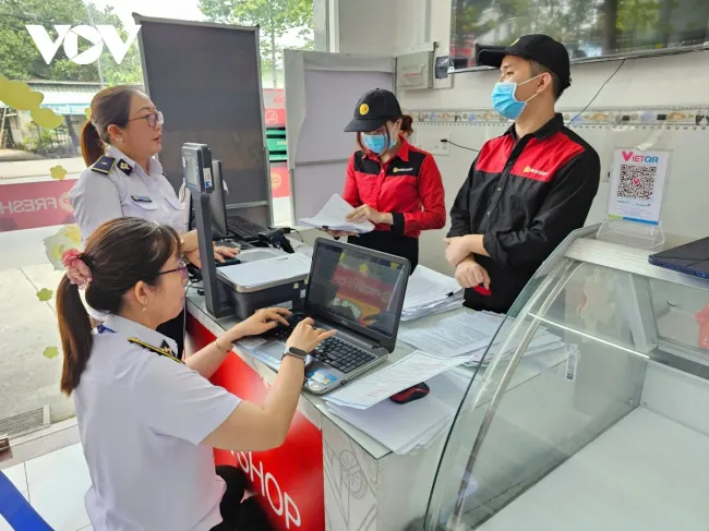 Kiểm tra đột xuất các chi nhánh Công ty C.P. Việt Nam ở Bình Dương
