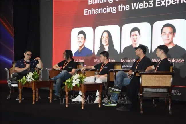 Experts take part in a forum about technology held within the framework of the Vietnam Blockchain and Artificial Intelligence Week. (Photo: VNA)