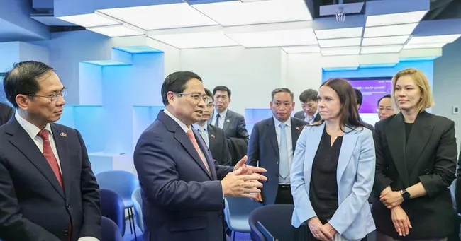 Vietnamese Prime Minister Pham Minh Chinh visits the E-Estonia Briefing Centre on June 6. (Photo: VNA)