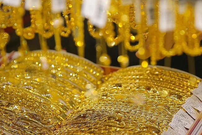 Sáng 10/6: Giá vàng thế giới giảm, vàng trong nước tiếp tục “bất động”
