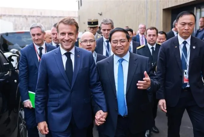 Prime Minister Pham Minh Chinh (second, right) meets with French President Emmanuel Macron on the sidelines of the 3rd UN Ocean Conference (UNOC3) in Nice, France on June 9. (Photo: VNA)