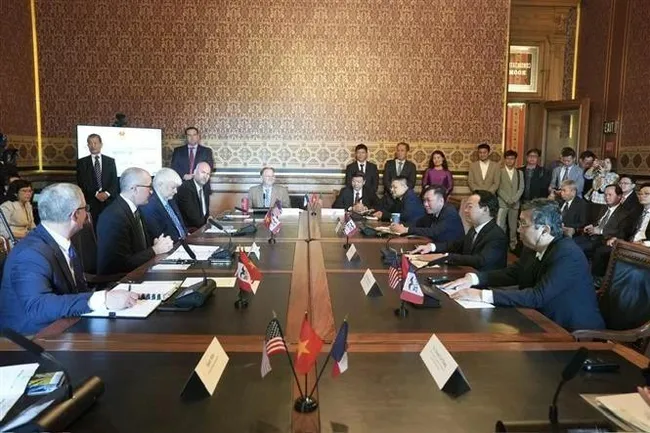 The working session on May 2 (Photo: VNA)