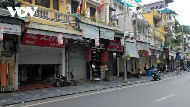 Loạt cửa hàng phố cổ Hà Nội hoạt động cầm chừng vì kiểm tra hàng hóa, thuế