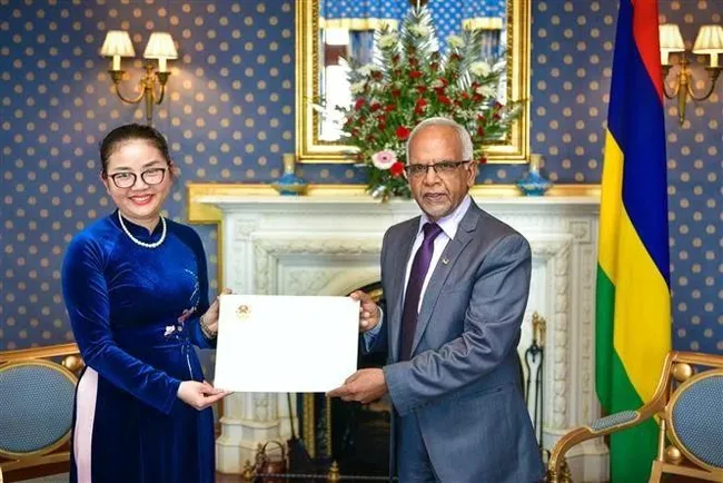 Vietnamese Ambassador Tran Thi Thu Thin (R) presents her credentials to President of Mauritius Dharambeer Gokhool on June 2 (Source: Vietnamese Embassy in Mozambique)