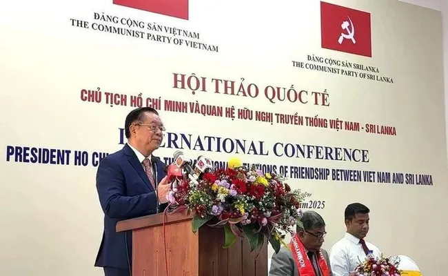 Politburo member and Chairman of the Party Central Committee’s Commission for Information, Education and Mass Mobilisation Nguyen Trong Nghia speaks at the seminar. (Photo: VNA)