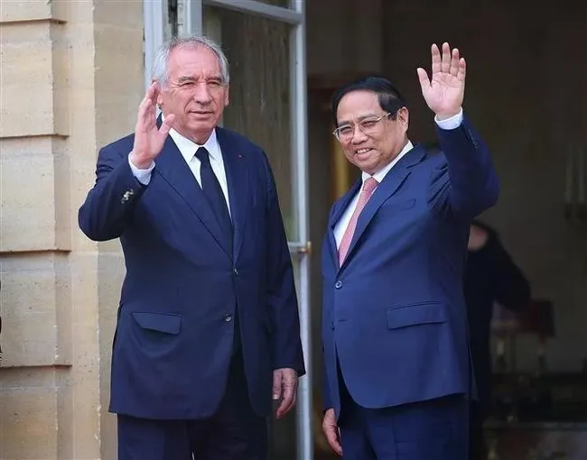 French Prime Minister Francois Bayrou (left) welcomes Prime Minister Pham Minh Chinh in Paris on June 10. (Photo: VNA)