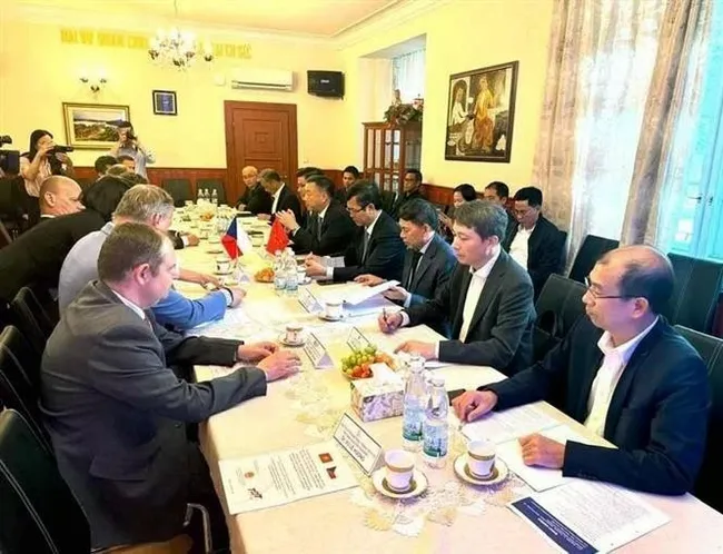 At the roundtable conference on cooperation in education and scientific research between Viet Nam and the Czech Republic Prague on June 6. (Photo: VNA)