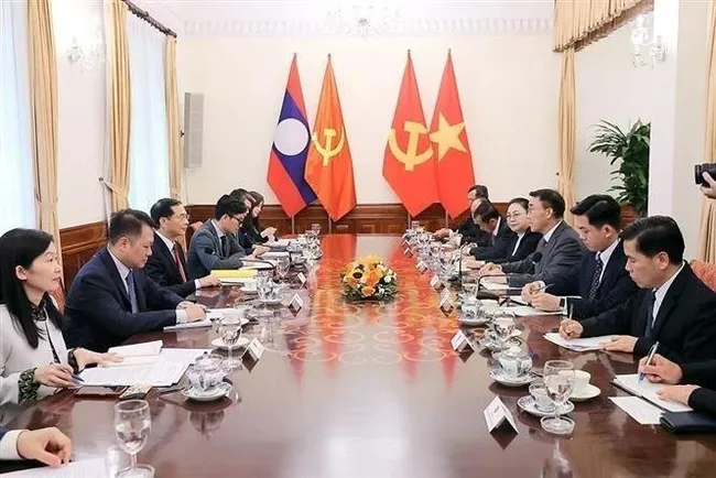 The talks between Deputy Prime Minister and Minister of Foreign Affairs Bui Thanh Son and Acting Head of the External Relations Commission of the Lao People's Revolutionary Party (LPRP) Central Committee Bounleua Phandanouvong on June 2, 2025. (Photo: VNA)