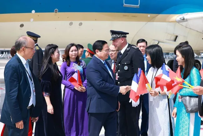 Prime Minister Pham Minh Chinh, his spouse, and a high-ranking Vietnamese delegation landed in Nice city on June 7 afternoon (local time), beginning his working trip to France (Photo: VNA)