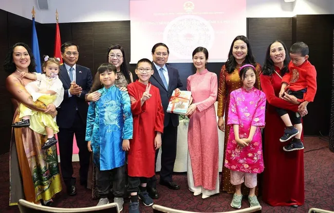 Prime Minister Pham Minh Chinh meets with the Vietnamese community in Estonia on June 7 morning. (Photo: VNA)