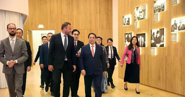Prime Minister Pham Minh Chinh (front, first from right) and officials visit the Arvo Pärt Centre on June 6. (Photo: VNA)