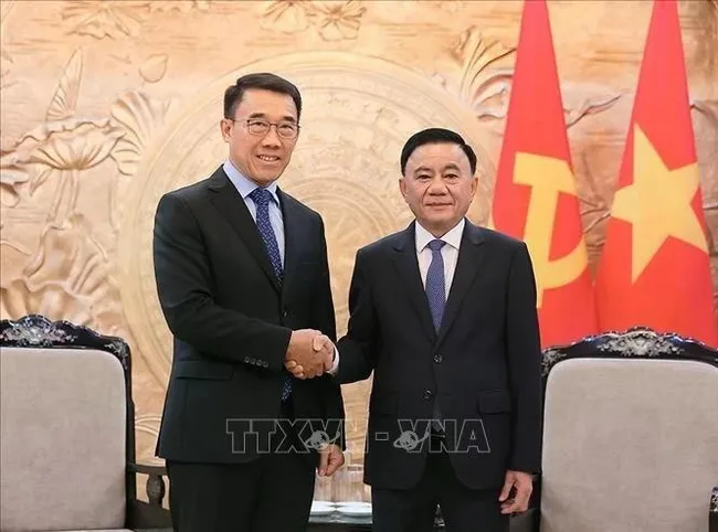 Politburo member, Permanent member of the Communist Party of Viet Nam (CPV) Central Committee’s Secretariat Tran Cam Tu (R) receives Acting Chairman of the Commission for External Relations of the Lao People's Revolutionary Party (LPRP) Central Committee Bounleua Phandanouvong. (Photo: VNA)