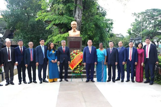 Ambassador Trinh Thi Tam and members of the delegation posed for a commemorative photo at the statue of President Ho Chi Minh in Sri Lanka. (Photo: Embassy of Viet Nam in Sri Lanka/VNA)