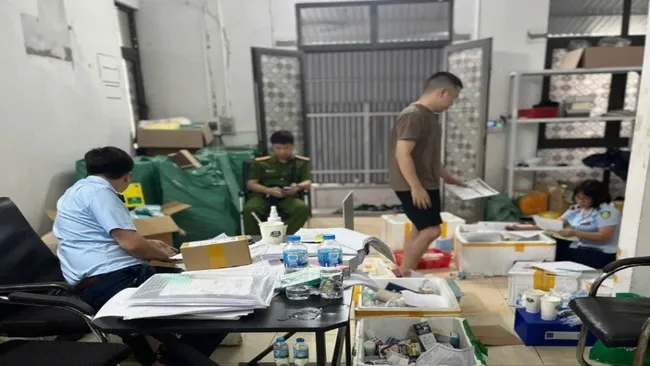 Thu giữ gần 3.500 sản phẩm mỹ phẩm nhập lậu tại Hà Nội