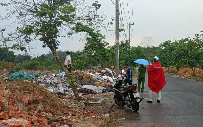 Đà Nẵng: Phát hiện số lượng lớn vỉ thuốc tân dược chưa sử dụng vứt ngoài đường