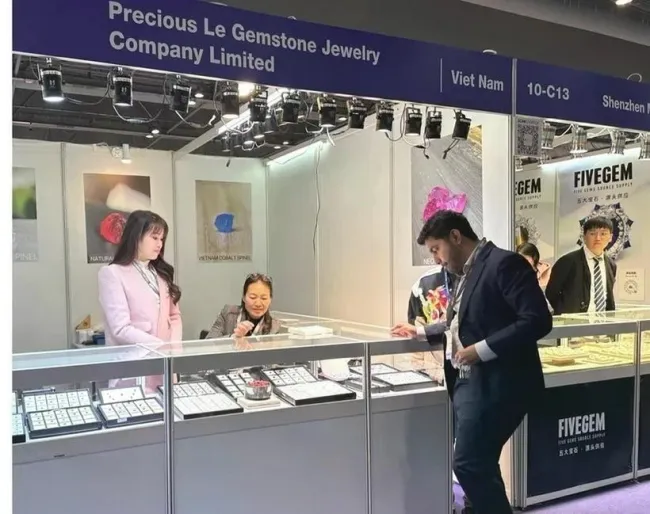 A Vietnamese germstone jewelry booth at the fair (Photo: VNA)