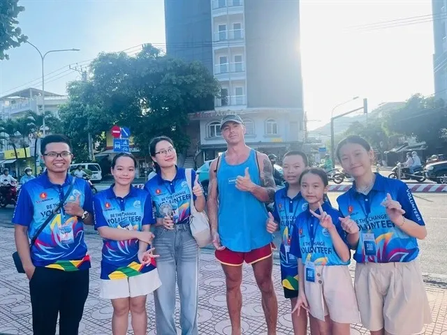 Young volunteers in Nha Trang City are promoting local tourism destinations and assisting foreign visitors. (Photo: VNA)