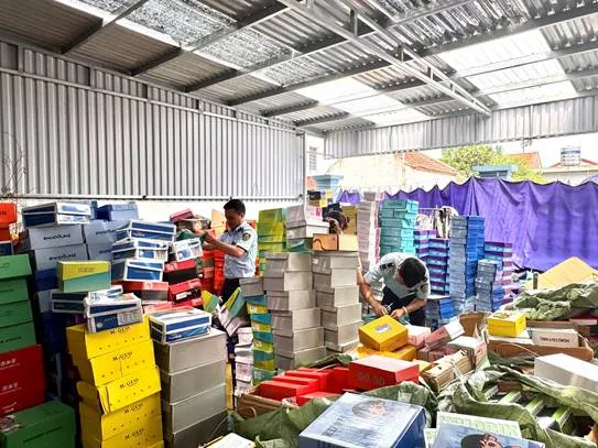 Tuýt còi lô hàng lậu gần 5.000 sản phẩm quần áo, giày dép trẻ em tại Ninh Bình
