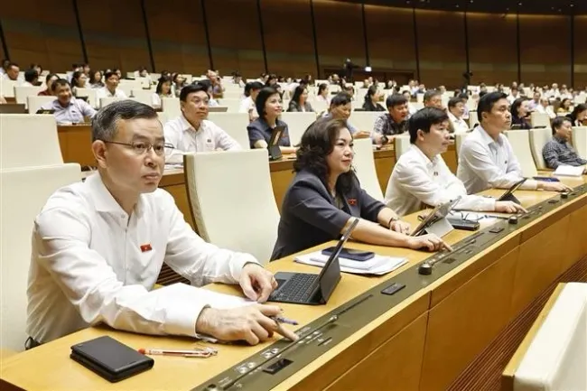 Deputies vote to approve the NA Resolution on the reorganisation of provincial-level administrative units in 2025 (Photo: VNA)