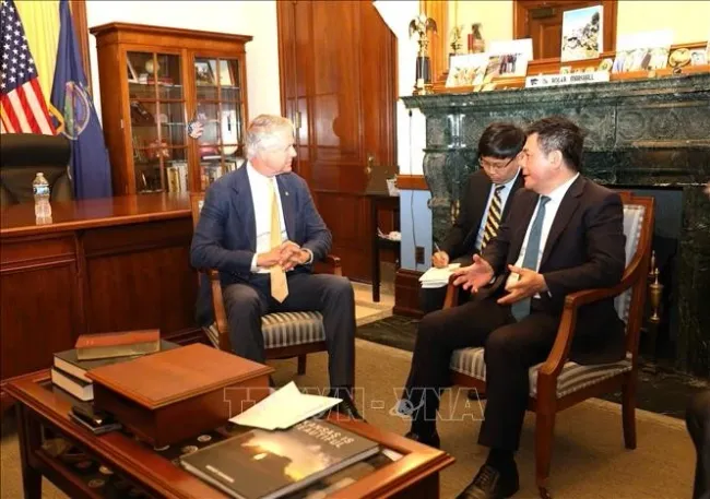 Minister of Industry and Trade Nguyen Hong Dien (R) meets with Senator Roger Marshall. (Photo: VNA)
