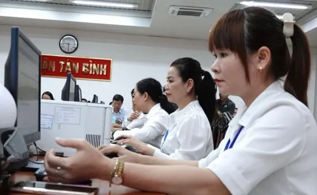 Civil servants of the newly established Tan Binh ward, HCM City, take part in a pilot operation session on June 11. (Photo: laodong.vn)