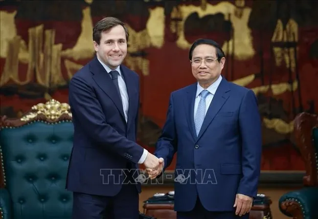 Prime Minister Pham Minh Chinh (R) receives Benjamin Dousa, Swedish Minister for International Development Cooperation and Foreign Trade, in Hanoi on May 12, 2025. (Photo: VNA)