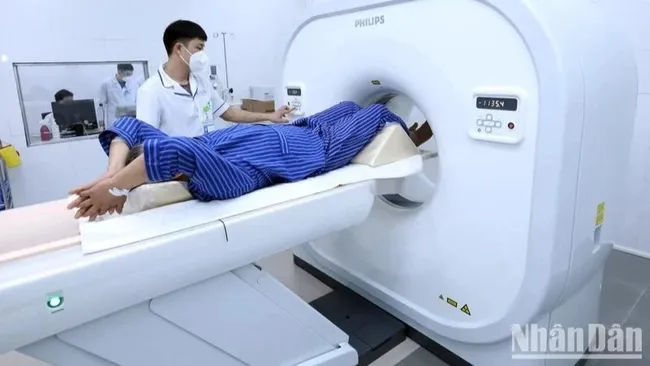 Doctors perform CT scans to diagnose and treat patients. (Photo: NDO)