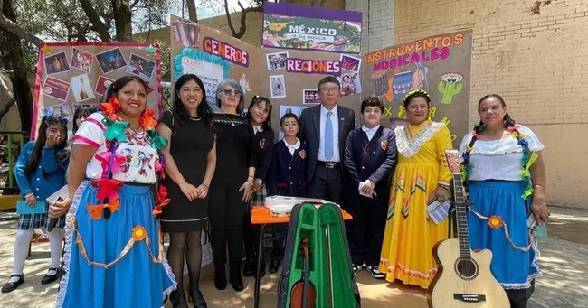 Ambassador Nguyen Van Hai visits a booth showcasing the Mexican culture at the event. (Photo: Vietnamese Embassy in Mexico)