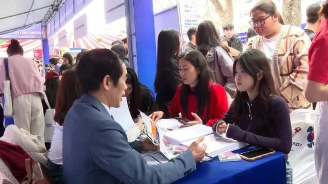 Students seek career advice at the University of Commerce.