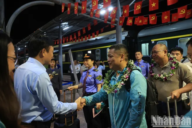 Leaders of Viet Nam Railways Corporation welcomed the first passengers of the Viet Nam-China train service at Dong Dang station. (Photo: NDO)
