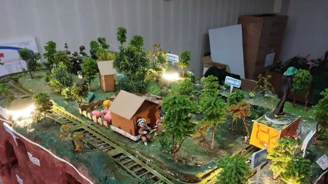 A Cu Chi Tunnel model by a group of students from Cau Giay Secondary School in Ha Noi. (Photo: NDO)