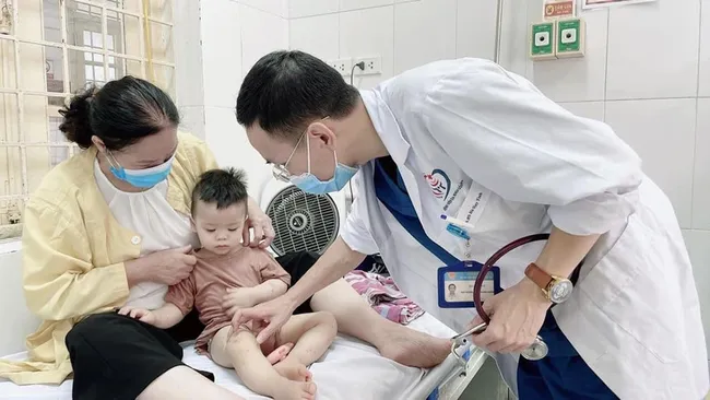 Parents and teachers need to proactively prevent hand, foot, and mouth disease in children (Photo: Dong Da Hospital).