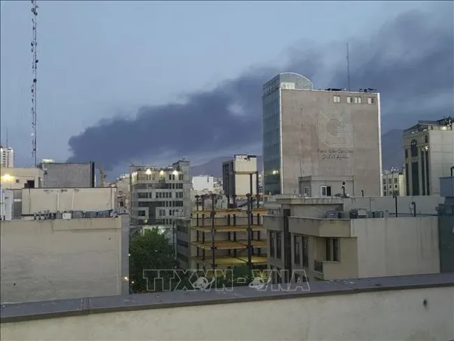 Smoke rises following an explosion in Tehran, Iran, on June 15, 2025. (Photo: Xinhua/VNA)